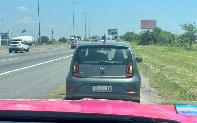 Persecución en la Autopista terminó con un detenido en Quilmes por patente adulterada