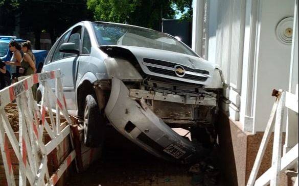 Tremendo choque en una avenida de La Plata: un auto terminó "en el aire" contra una casa