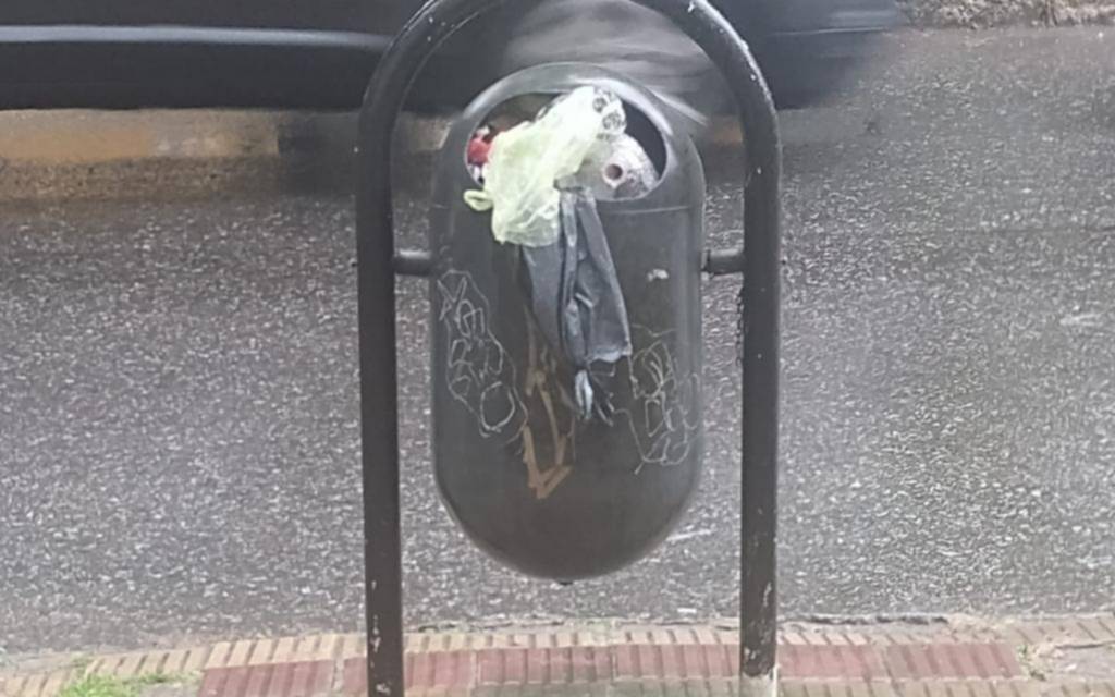 Cestos de residuos desbordados, con olor nauseabundo, en 6 y 60