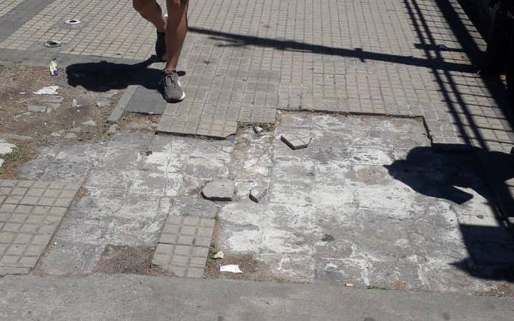 Reclamos de peatones por las veredas destruidas en la cuadra de 47 entre 6 y 7