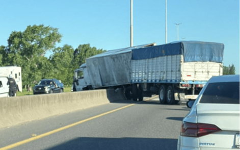 Autopista: un camión se cruzó de carril y trepó la barrera central a la altura de Quilmes