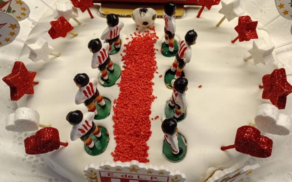 Copa creatividad: una familia de Estudiantes festejó el cumpleaños de espaldas y hasta hubo "torta pasillo"