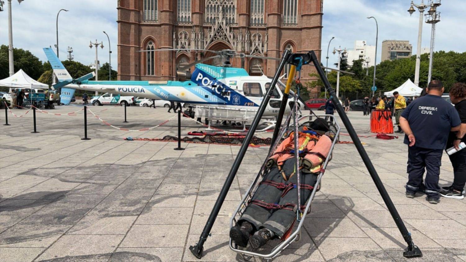 Helicóptero, motos de agua y hasta buggies sorprenden en la Plaza Moreno por el Día Nacional de la Defensa Civil 