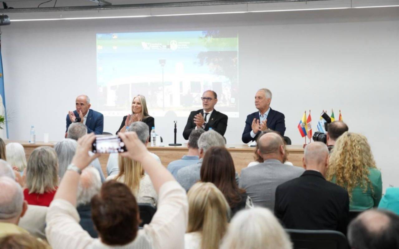 Alak acompañó el inicio del congreso que celebra los 60 años de la Facultad de Odontología