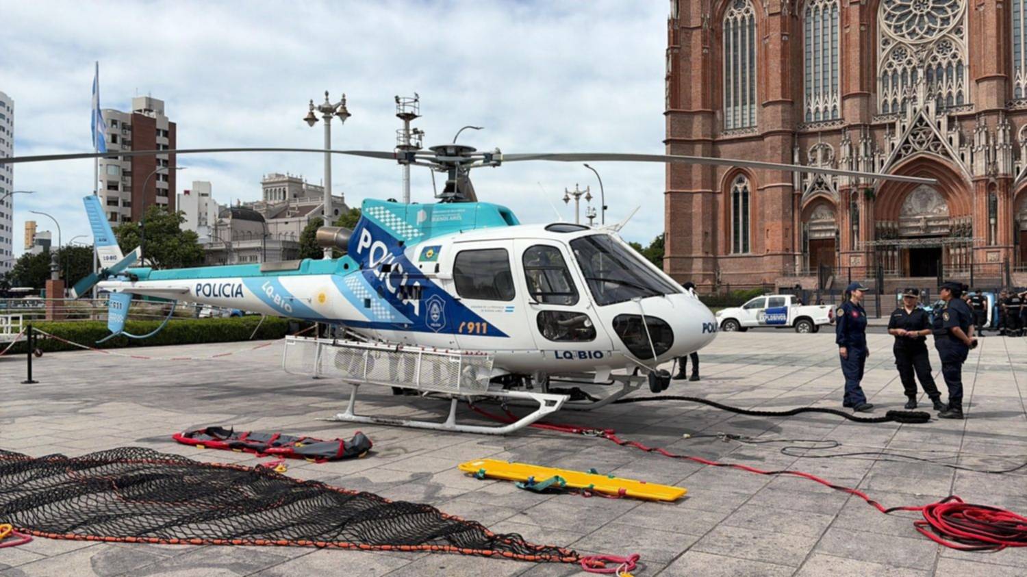 27/11/2025 | UN DÍA MÁS.- Día de Defensa Civil en Plaza Moreno, festejos escolares y mucha tensión en la AFA