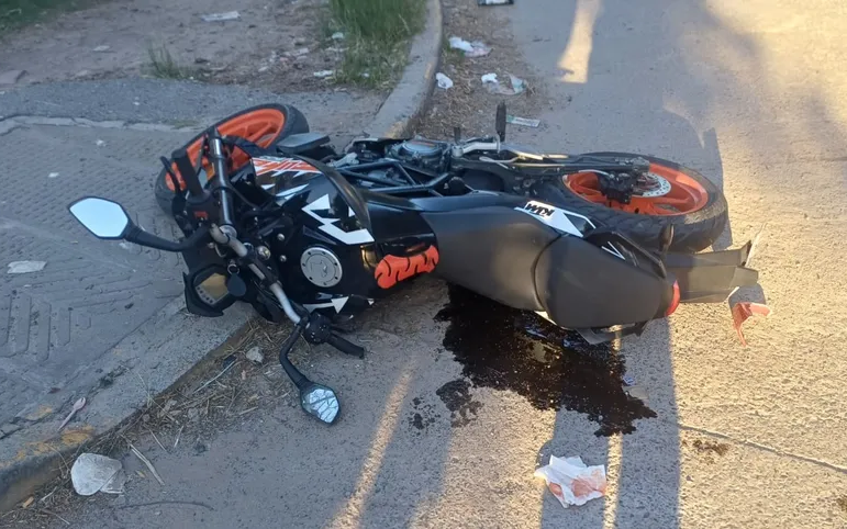 Chocaron un auto y una moto en Villa Elvira: hay un motociclista herido
