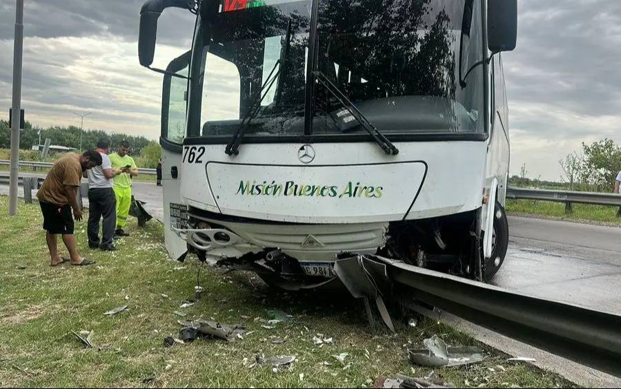 Un micro con pasajeros despistó en la subida a la Autopista La Plata Buenos Aires y provocó demoras