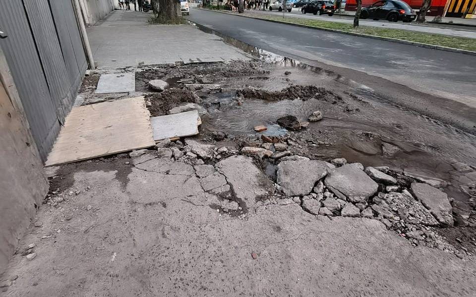 Se rompió un caño maestro de agua a metros de Plaza Azcuénaga