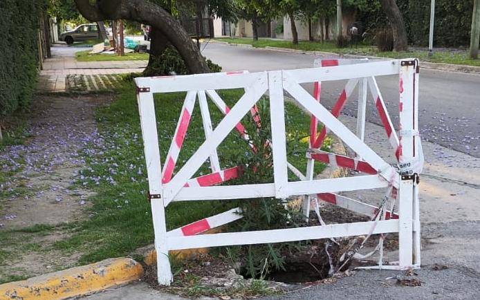 En City Bell advirtieron por la falta de la tapa de una cloaca en 466 y 21