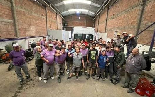 Empleados municipales del STMQ reclaman canasta navideña entregada en lugares de trabajo