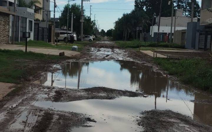 Desesperado reclamo por calles intransitables en un barrio de La Plata