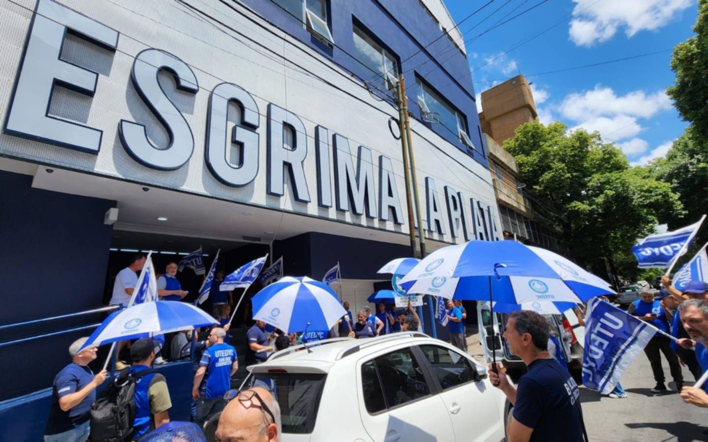 Nuevo reclamo de los empleados de Gimnasia por la falta de pago de salarios