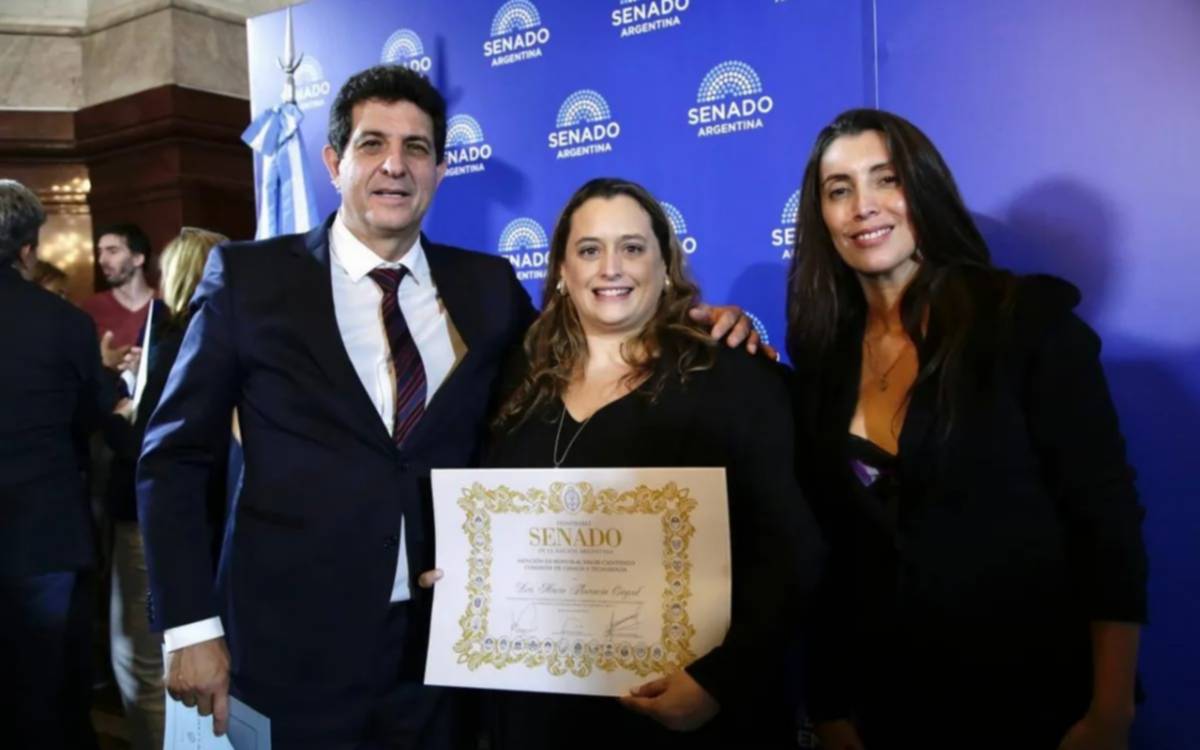 Egresada de la UNQ recibe doble reconocimiento del Senado por sus aportes en oncología