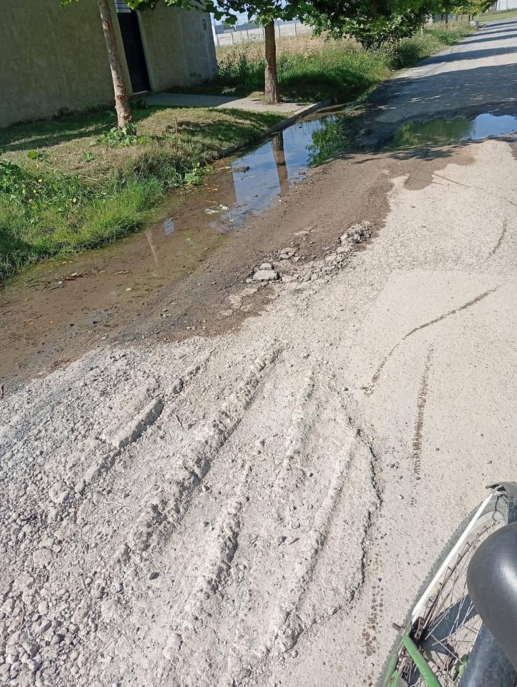 Denuncia que una pérdida de agua lleva dos años en la cuadra de 23 bis y 78 bis