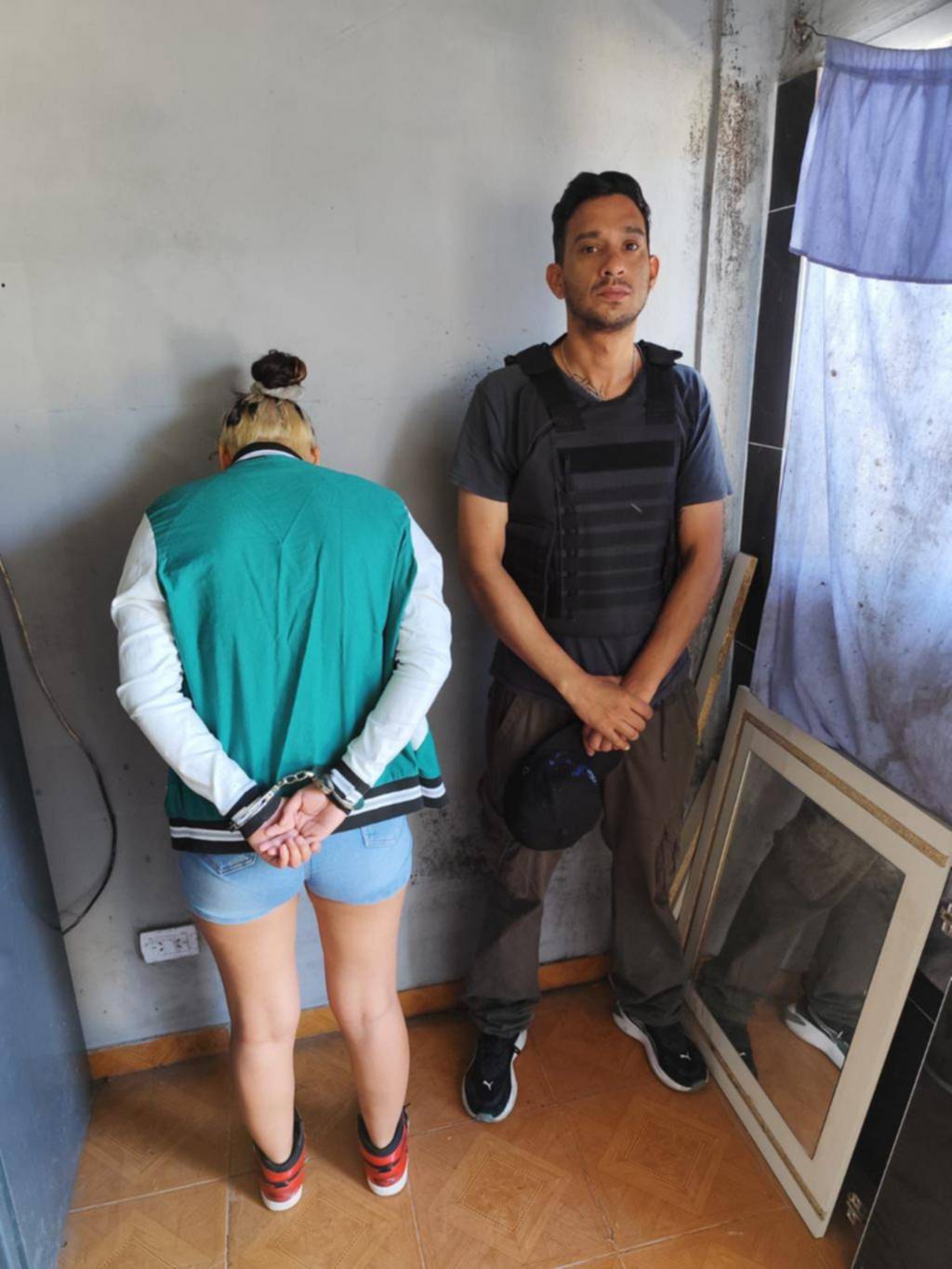 Tiene 16 años, a su padre preso y está acusada de asesinar al novio