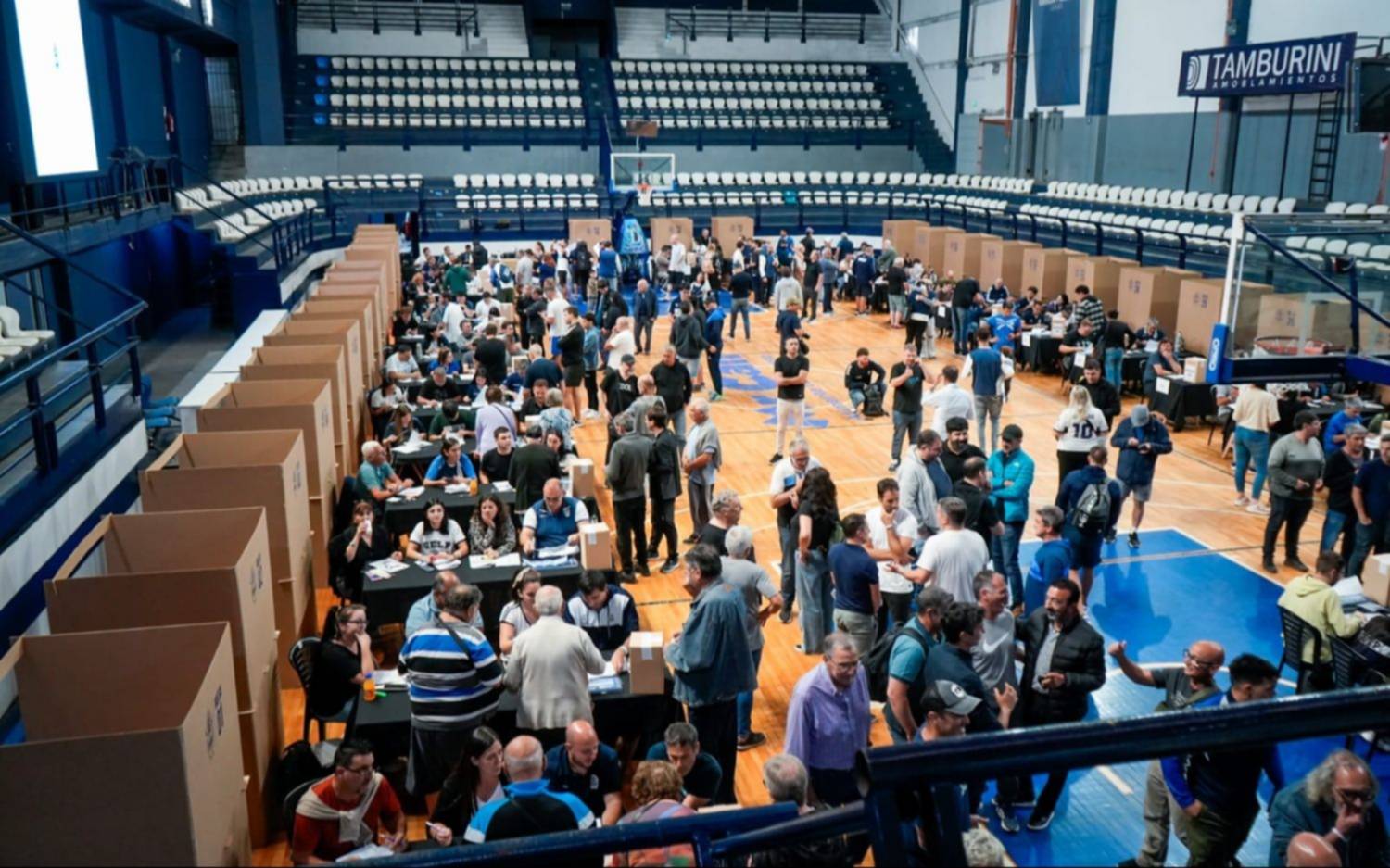 Gimnasia elige presidente: los socios votan a buen ritmo tras las demoras