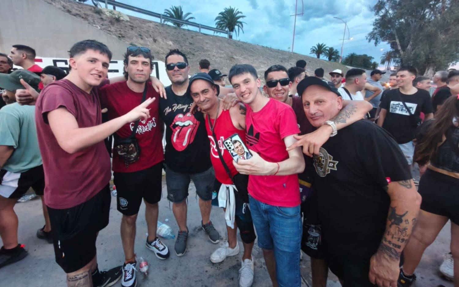 VIDEOS.- Cacheo ultra riguroso y destrato a los hinchas en Santiago del Estero