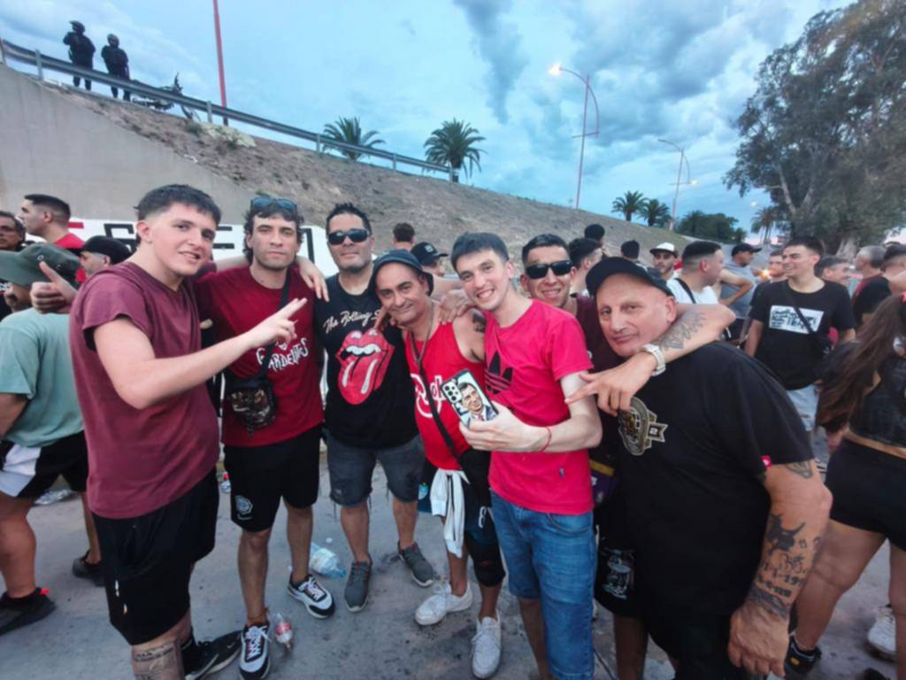 La gente alentó y se bancó todas en Santiago