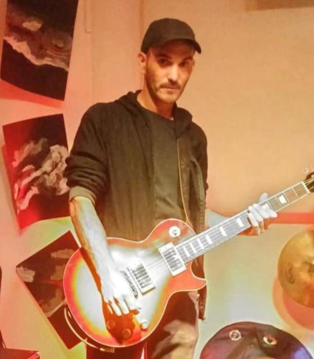 Muerte sobre el escenario en un bar