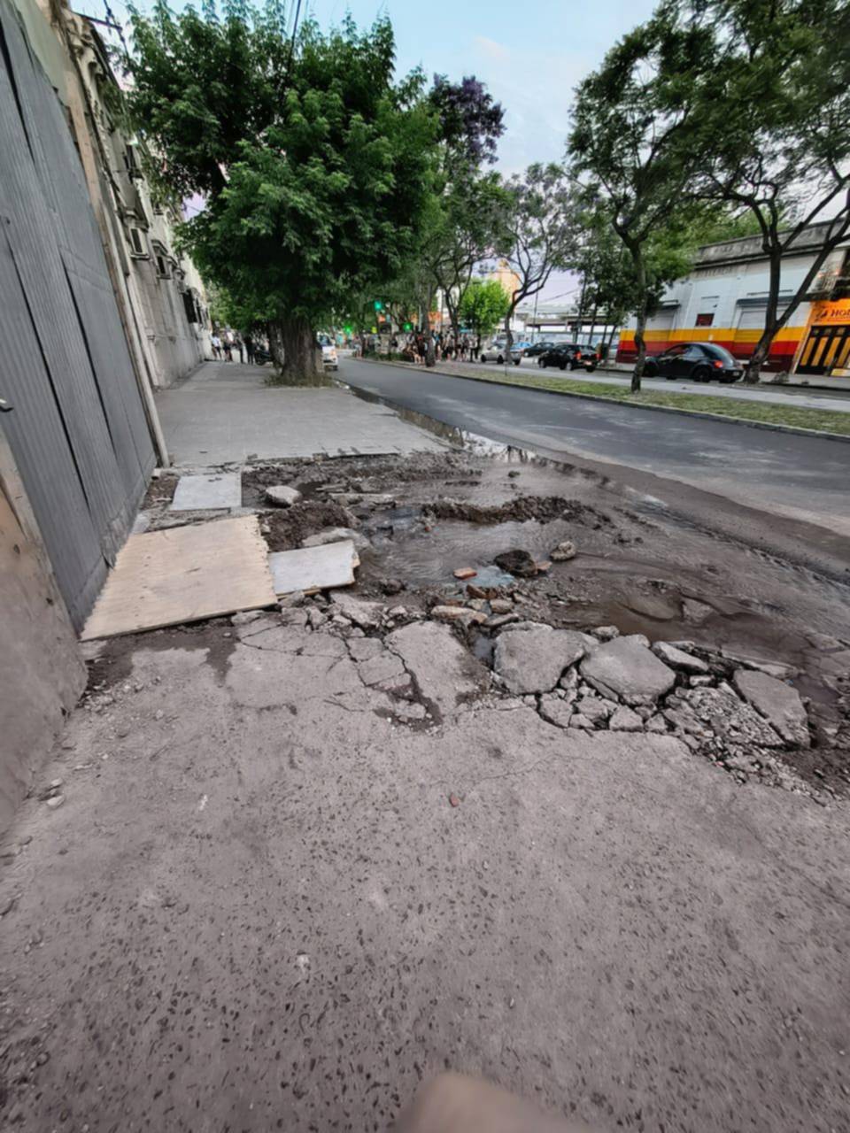 Una pérdida en la vereda deja sin servicio a vecinos de diagonal 73, 46 y 47
