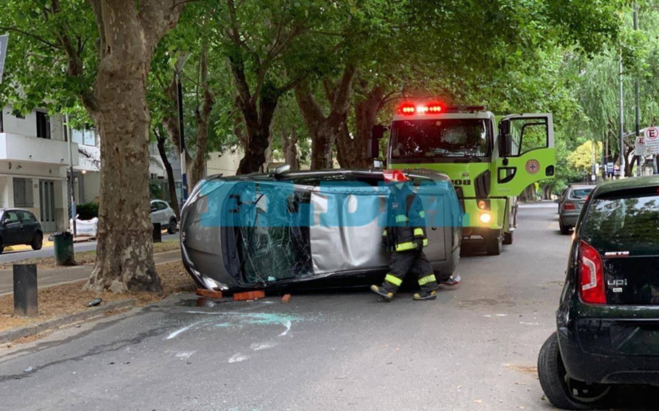 Impactante vuelco en La Plata: un auto chocó contra un árbol y terminó de costado en plena avenida 60