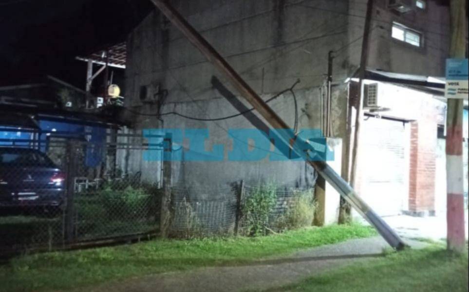 Peligro en Arturo Seguí: un poste de luz cedió y quedó inclinado sobre una vivienda