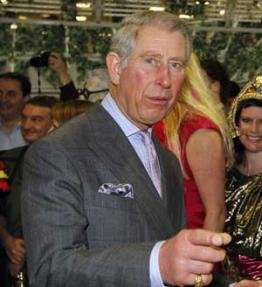 Atacan al príncipe Carlos en medio de fuertes protestas en Londres