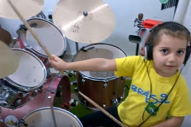 Eduarda Henklein, la nena de 5 años que sorprende tocando la batería