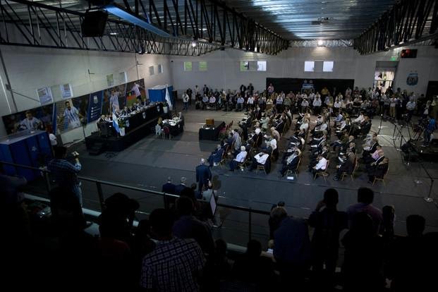"Los votos no se contaron de a uno para evitar silbidos", confesó uno de los veedores