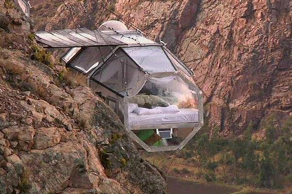 Dormir colgado de un precipicio es posible en un hotel de Perú
