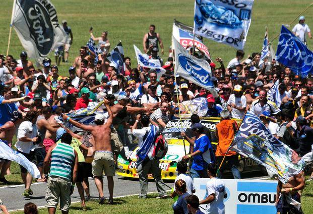 Locura de los hinchas de Ford