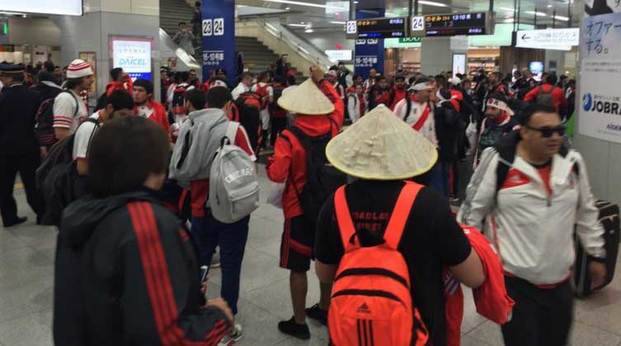 Carteles en Español para ayudar a los miles de riverplatenses que coparon Japón