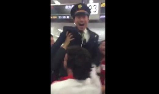 Un policía japonés no pudo controlar a los hinchas y se sumó al festejo