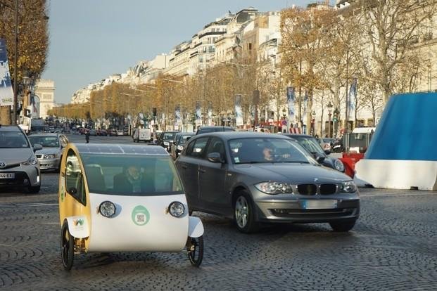 Una empresa española lanzó al mercado el primer auto a energía solar del mundo