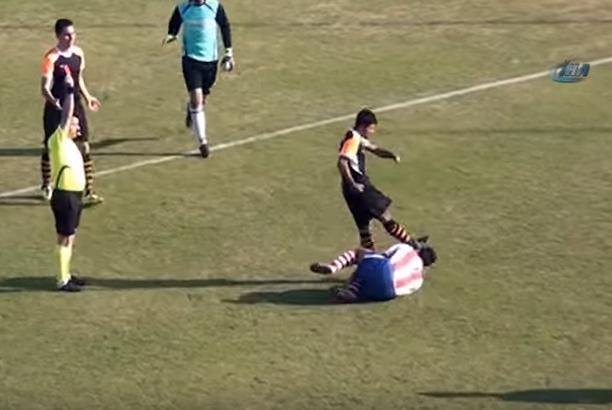 Brutal patada a un rival mientras estaba en el piso