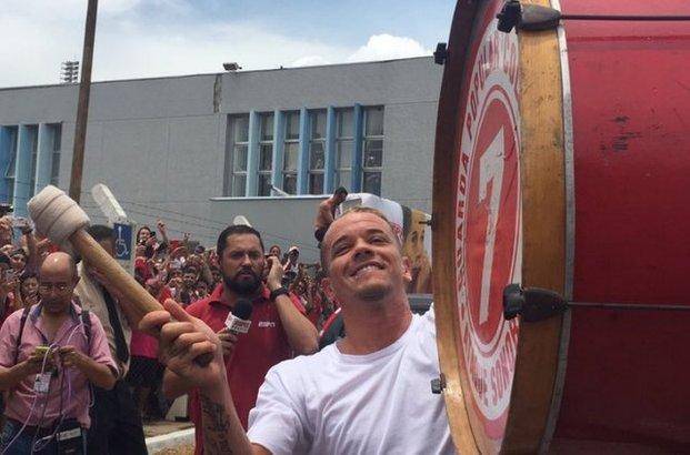 D´Alessandro tocó el bombo con hinchas del Inter y se acordó de River y Gallardo