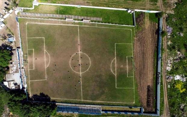 El club del ascenso que fue noticia por su cancha torcida, la endereza 30 años después