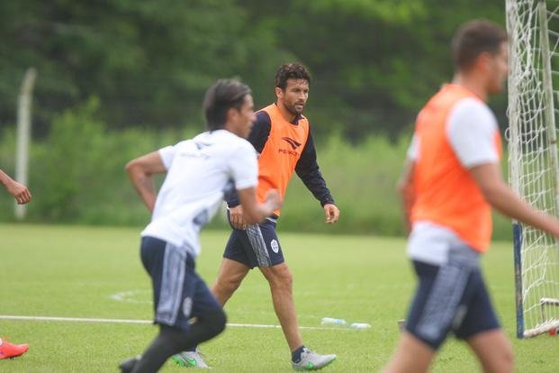 Alfaro sigue probando para enfrentar al Tomba