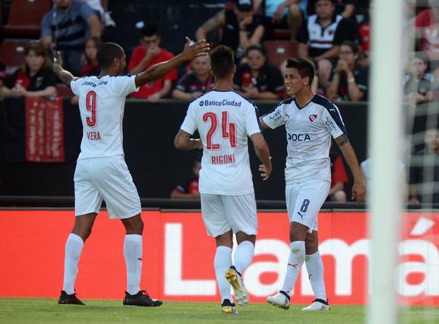 El Rojo se hizo fuerte en Santa Fe y respira Milito
