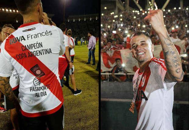 En el festejo de River, una camiseta con una leyenda muy particular: "Pasaporte al día"