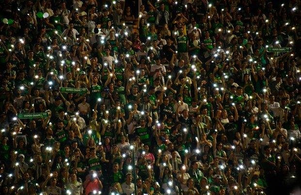 Las hinchadas se unieron para rendir homenaje a las víctimas