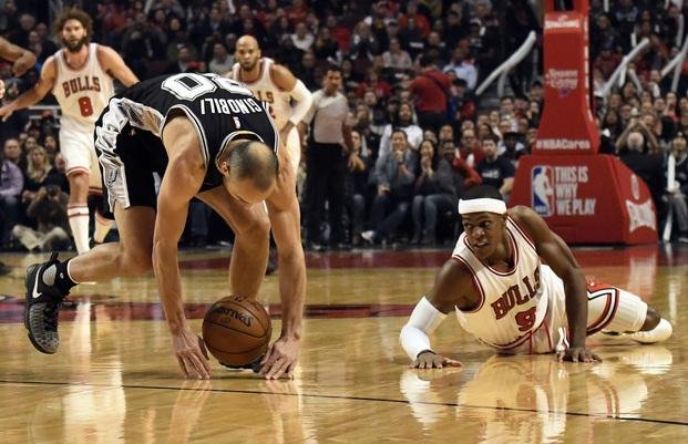 Los Spurs perdieron el invicto como visitante con flojo partido de Manu