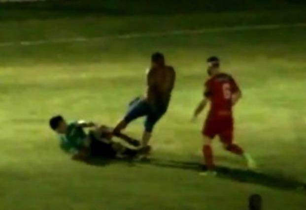 Más violencia: Otro árbitro brutalmente agredido por un hincha en pleno partido