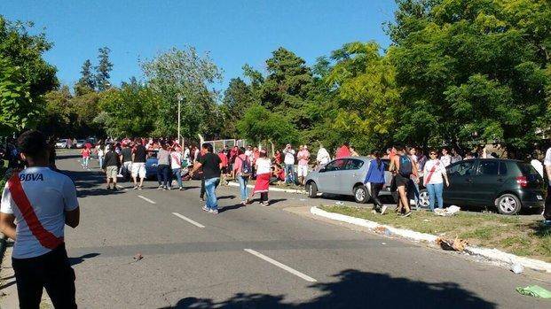 Más allá de la derrota de ayer, miles de hinchas de River hacían cola por una entrada