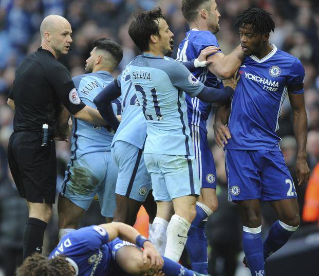 Terrible patada de Agüero a David Luiz