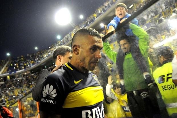 Tevez, conmovido por el pedido de los hinchas para que continúe