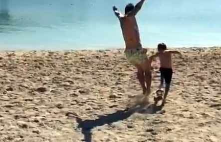 Terrible patada del "Papu" Gómez a su hijo mientras jugaban en la playa