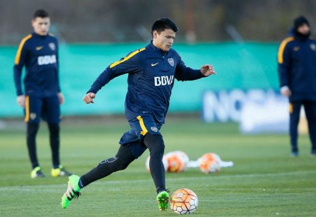 Tevez llega muy justo y Bou arranca de titular