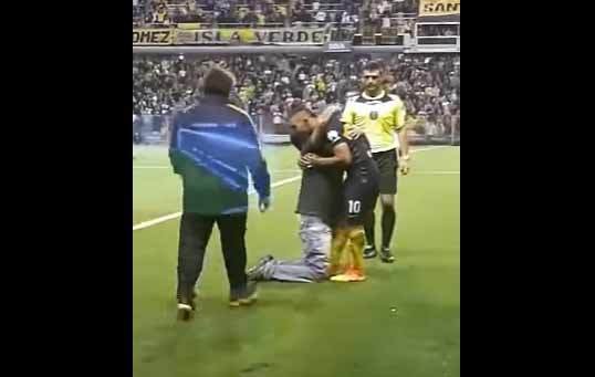 Un hincha se metió al campo y se arrodilló delante de Tevez