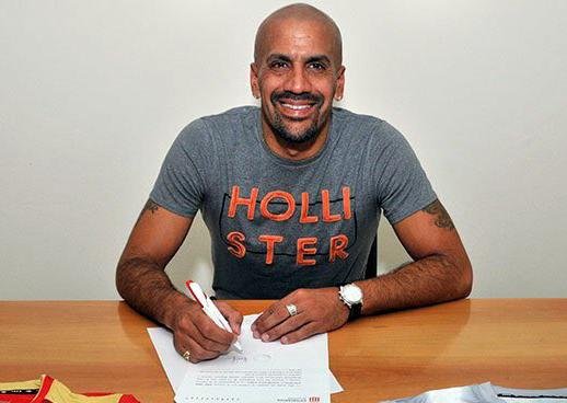 Verón firmó su contrato como jugador del club